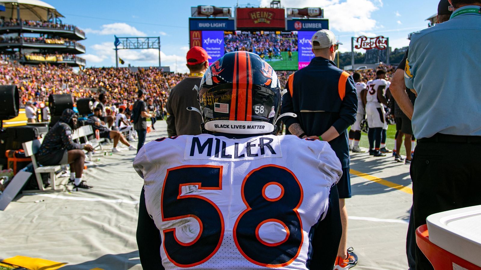 
                <strong>Verletzungssorgen</strong><br>
                Okay, das ist wirklich Pech. Die Broncos werden von hartnäckigem Verletzungspech verfolgt. Mit Bradley Chubb, Alexander Johnson und Josey Jewell erwischte es gleich drei Linebacker, bei der 14:17-Niederlage gegen die Cleveland Browns musste auch Superstar Von Miller mit einer Knöchelverletzung vom Feld. Auch Quarterback Teddy Bridgewater hatte bereits mit einer Gehirnerschütterung und Problemen am Fuß zu kämpfen, die Wide Receiver K.J. Hamler und Jerry Jeudy sind ebenfalls verletzt. Das erklärt einige Probleme, aber nicht alle.
              