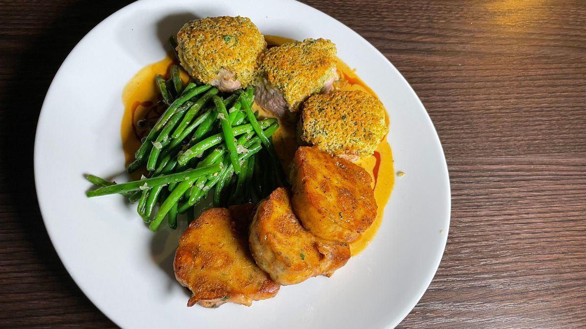 Schweinefilet mit Kräuterkruste, Pfefferrahm, grüne Bohnen und Serviettenknödel