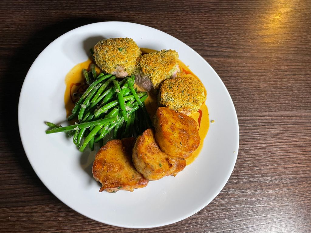 Schweinefilet mit Kräuterkruste, Pfefferrahm, grüne Bohnen und ...