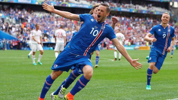 
                <strong>Mittelfeld: Gylfi Sigurdsson (Island)</strong><br>
                Mittelfeld: Gylfi Sigurdsson (Island). Völlig überraschend hat es Island in das Achtelfinale geschafft - als Gruppenzweiter! Großen Verdienst daran hat Sigurdsson. Der Ex-Hoffenheimer ist Lenker und Denker im Mittelfeld des Underdogs. Im Achtelfinale wartet nun England.
              