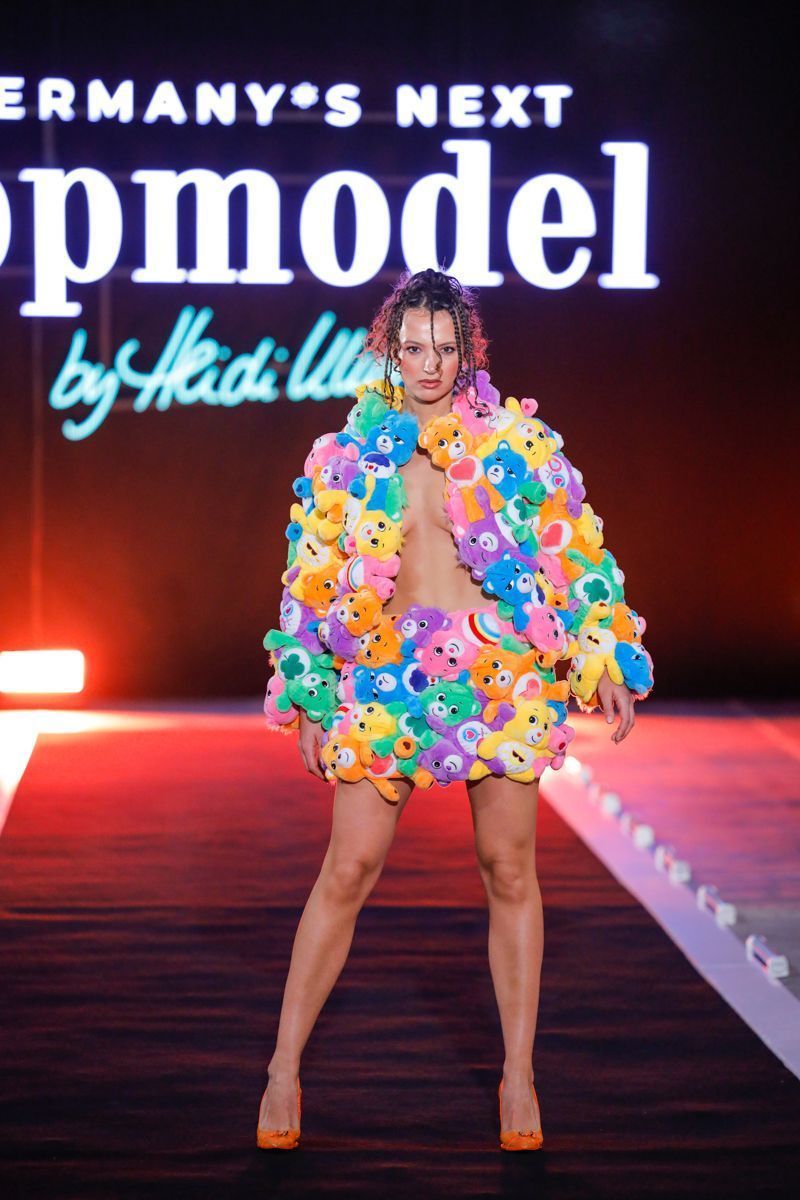 Bild zum Thema Extravaganz auf dem Catwalk: Die Models tragen Designs von Marina Hoermanseder in Folge 5