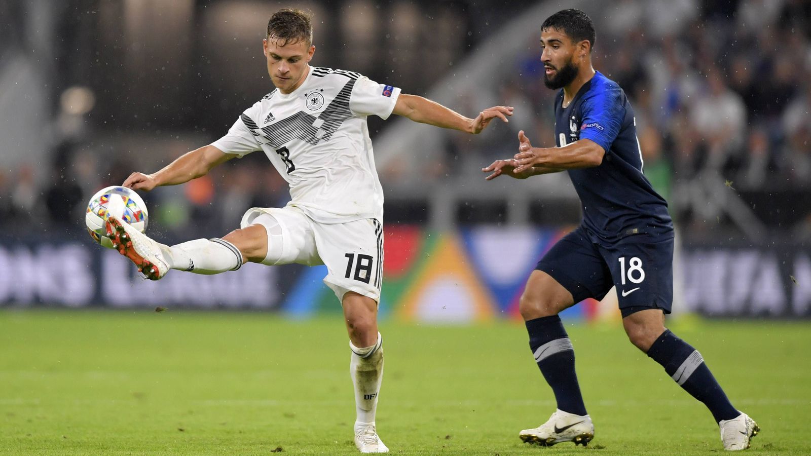 
                <strong>Kimmich ist zentral besser aufgehoben als auf der Außenposition</strong><br>
                Löws Maßnahme Joshua Kimmich auf die Sechs vor der Abwehr zu stellen, ging auf. Der Youngster fühlt sich wohl auf dieser Position und hat nie einen Hehl daraus gemacht, dass er lieber im Mittelfeld spielt als auf der Außenverteidigerposition. Hier kann er seine technischen Fertigkeiten, seine Ruhe am Ball und seine Spielübersicht auch besser zur Entfaltung bringen.
              