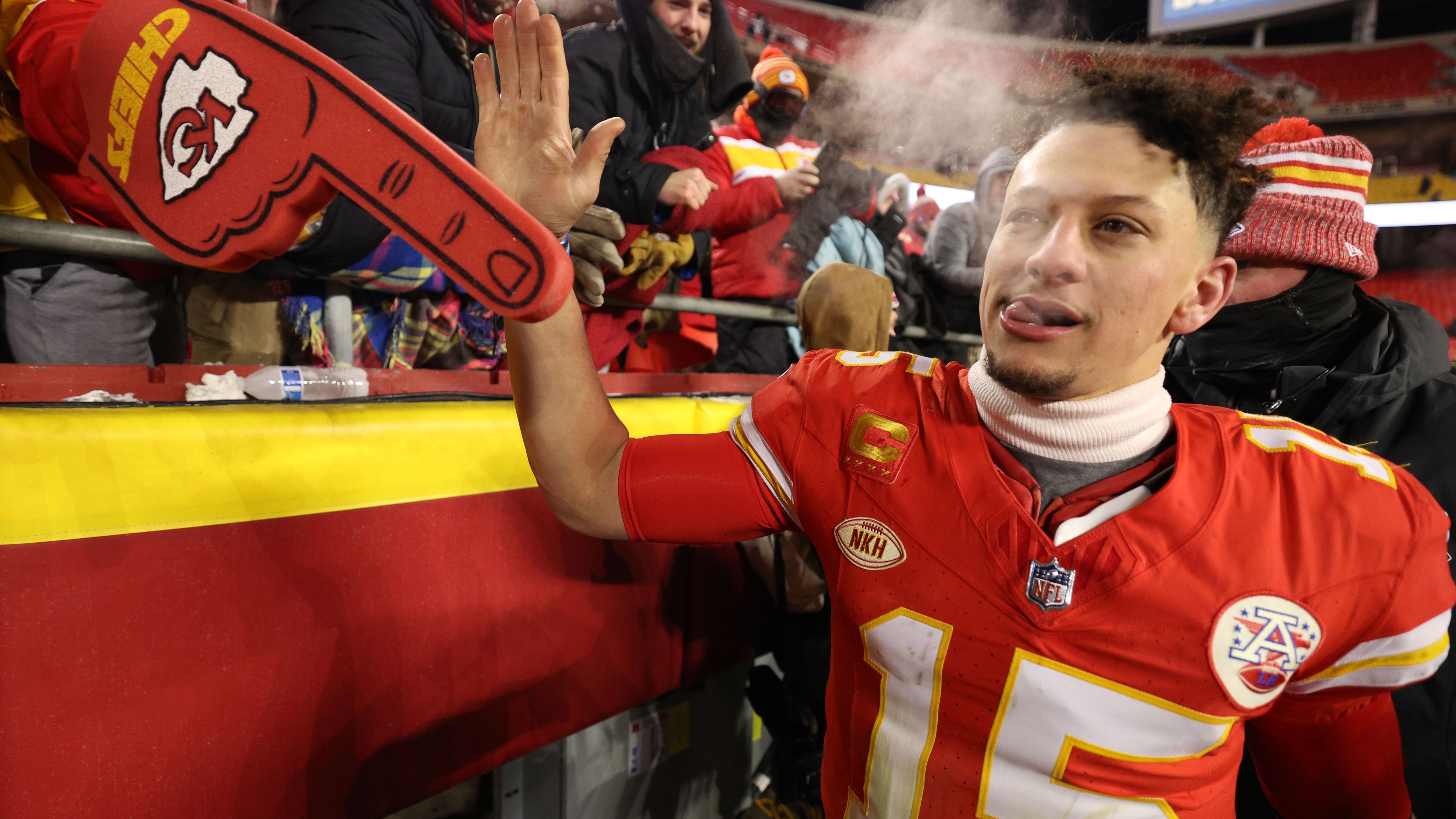 <strong>Viele Fans in umliegenden Staaten<br></strong>Die Chiefs gehören zu den beliebtesten Teams der NFL und werden nicht nur in Missouri und Kansas gefeiert. Laut einer Erhebung von "Vivid Seats", einer amerikanischen Ticketbörse, haben Patrick Mahomes und Co. auch in Nebraska und im Süden von Illinois einige Anhänger. Die Daten stammen von vor der Saison 2023, sollten aber verhältnismäßig aktuell sein.