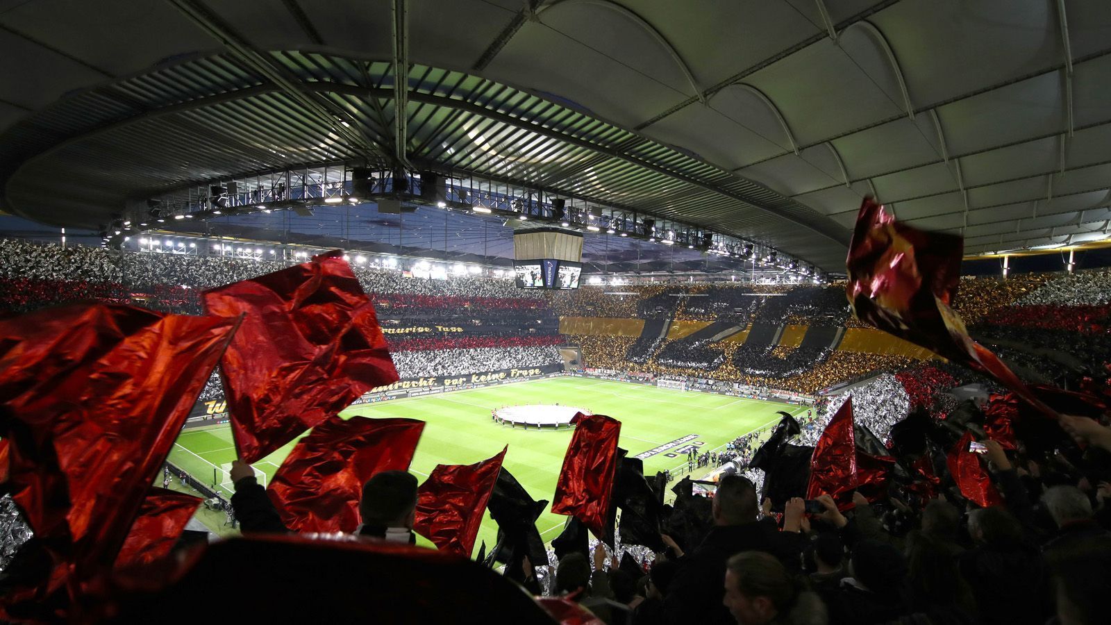 
                <strong>Eintracht-Fans beeindrucken mit Choreo gegen Inter </strong><br>
                Wie schon in der gesamten Europa League-Saison konnte die Mannschaft von Adi Hütter auf einen überragenden Support vertrauen. Die Commerzbank-Arena war gegen Inter Mailand natürlich bis auf den letzten Platz ausverkauft. 
              