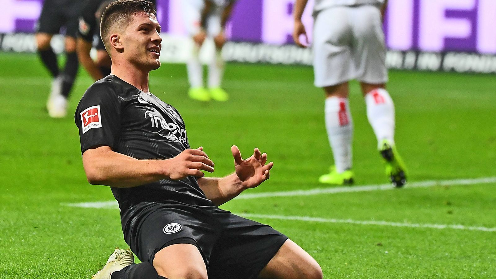 
                <strong>Fünferpack gegen Fortuna! Das ist Frankfurts Luka Jovic</strong><br>
                Fünf Tore in einem Spiel! Luka Jovic sorgte zum Auftakt des 8. Spieltags der Bundesliga-Saison 2018/2019 gegen Fortuna Düsseldorf für ein Tor-Spektakel. Dem Youngster von Eintracht Frankfurt gelang ein Fünferpack - und das im Alter von nur 20 Jahren, obwohl er nicht einmal unumstrittener Stammspieler ist. Das schaffte noch kein Spieler in der Historie der Eintracht. Doch wer ist Leihspieler Jovic eigentlich? ran.de stellt den serbischen Stürmer vor.
              