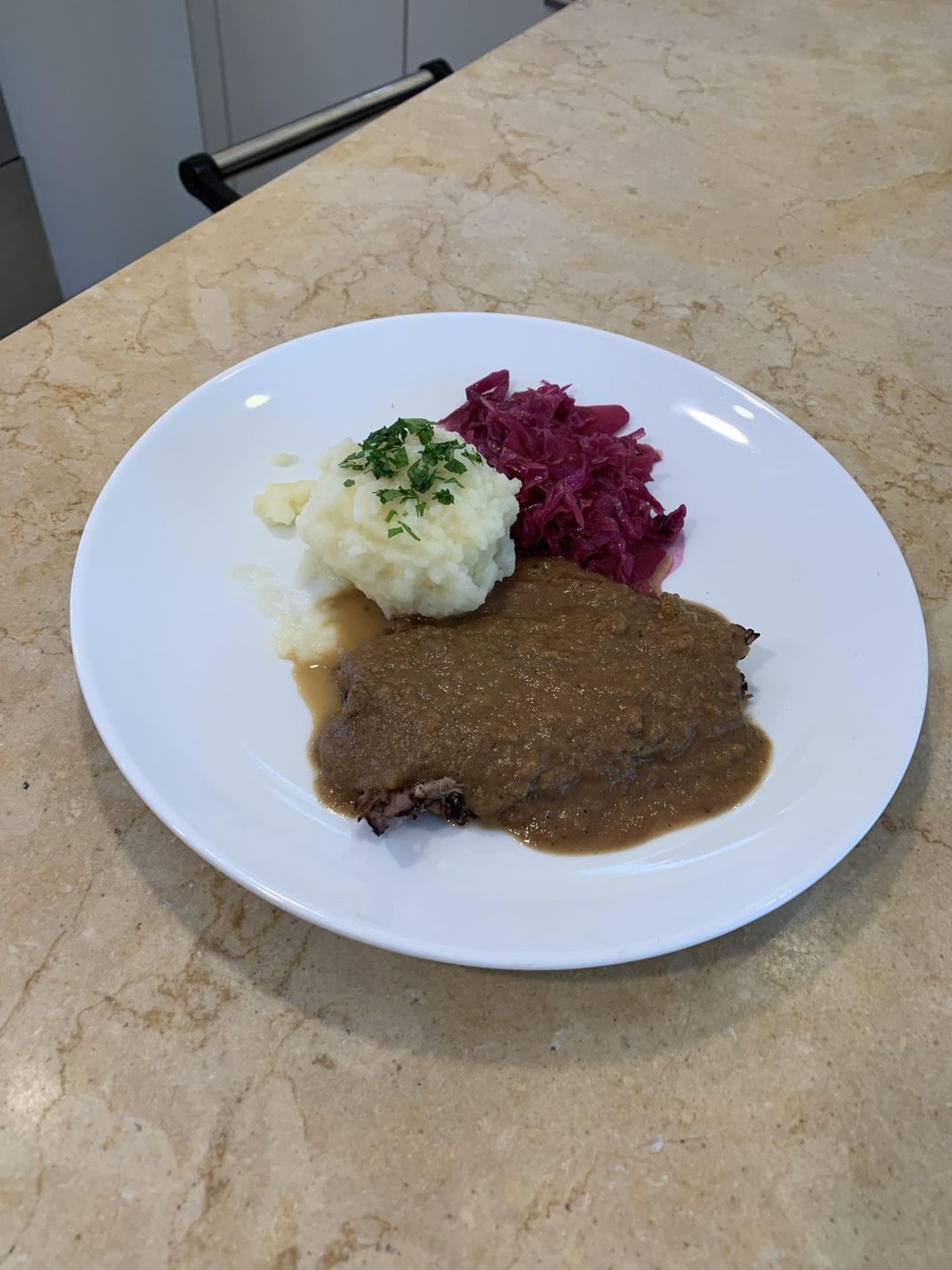 Deutscher Sauerbraten mit Kartoffelklößen und Rotkraut ist ein Klassiker! Mit unserem Rezept kannst du das Traditionsgericht ganz einfach selber nachkochen.