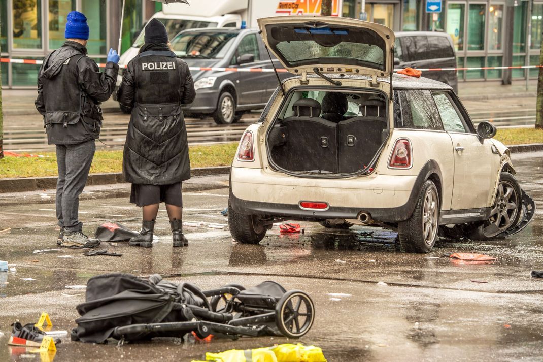 Die Polizei inspiziert den Ort des Geschehens am Münchner Stiglmaierplatz.