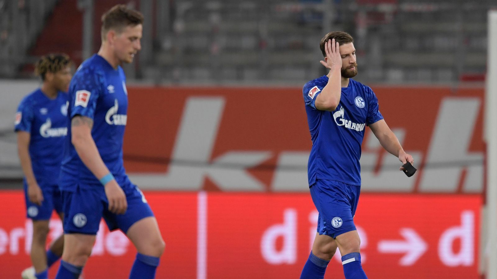 
                <strong>Sportlicher Absturz</strong><br>
                Schalke wäre natürlich nicht Schalke, wenn es nicht auch sportlich fatal laufen würde. Abgetiegen ist S04 nicht, doch dass es nach einer fulminanten Hinrunde mit 30 Punkten, Platz fünf und nur sieben Zählern Rückstand auf die Spitze so bergab gehen würde – damit hätte wohl kaum jemand gerechnet. Acht Punkte gab es nach dem 17. Spieltag noch, insgesamt 16 sieglose Spiele in Folge und den letzten Platz in der Rückrundentabelle.
              