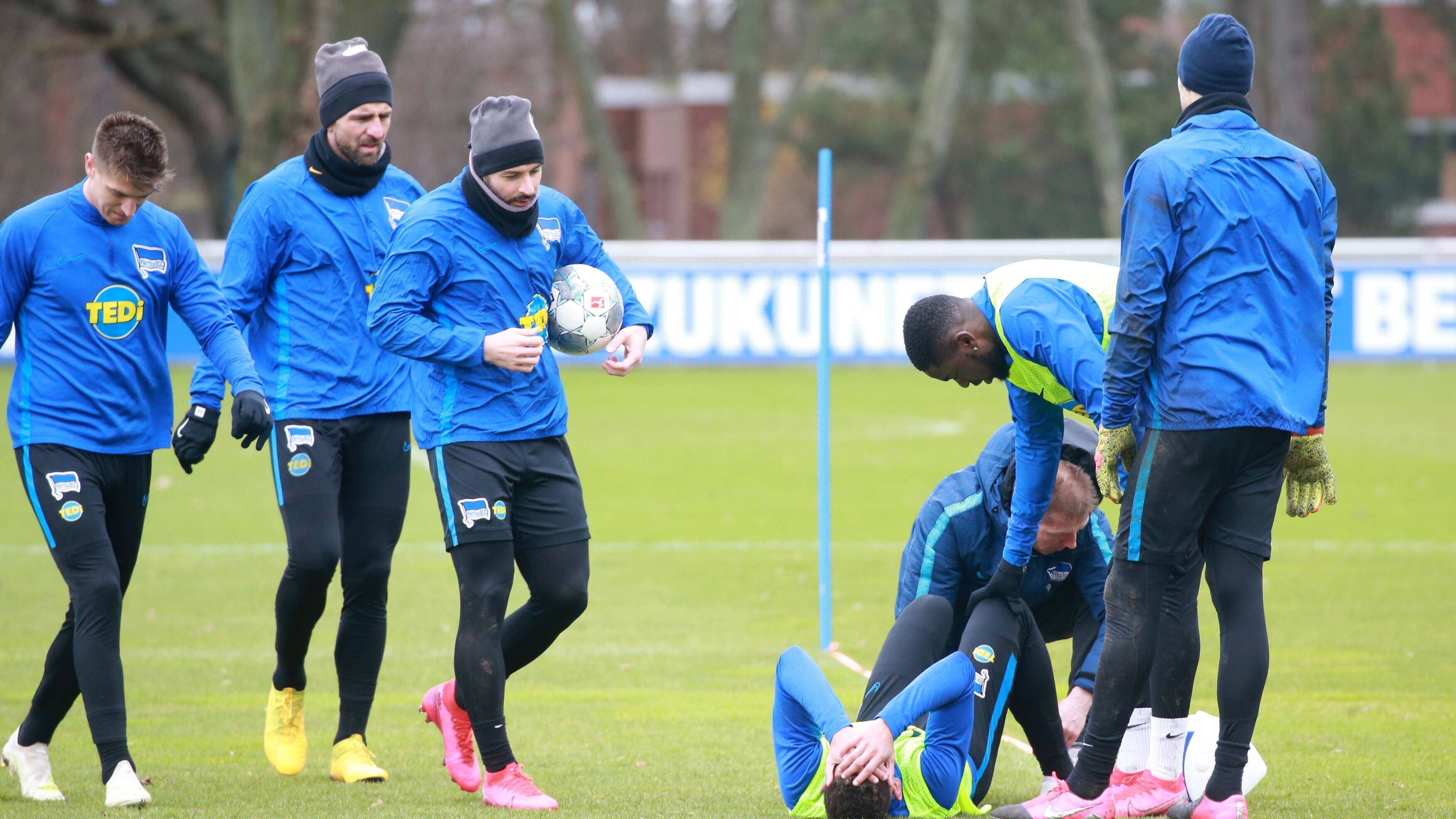 
                <strong>Hertha BSC</strong><br>
                Der Klub hofft auf ein grünes Licht der Behörden für ein komplettes Mannschaftstraining mit Körperkontakt am Freitag. Klar ist: Es wird eine gemeinsame Entscheidung für Hertha und Stadtrivale Union geben. Während der Quarantäne bezieht Hertha das Hotel Palace am Kurfürstendamm.
              