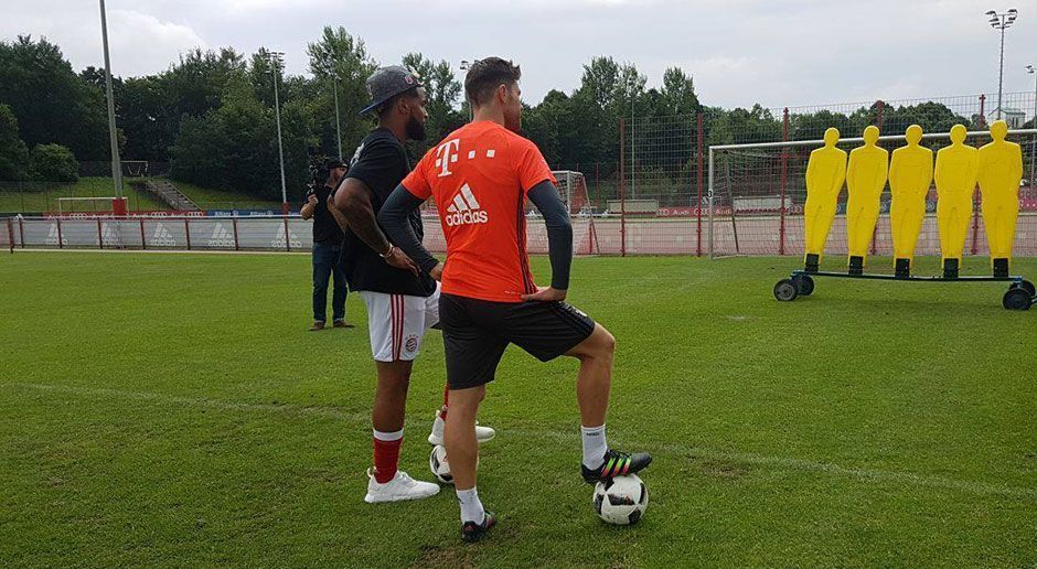 
                <strong>Odell Beckham beim FC Bayern München</strong><br>
                Anschließend erteilt der spanische Altmeister dem Gast noch eine kleine Nachhilfestunde und macht ihn mit einer Freistoßmauer bekannt.
              