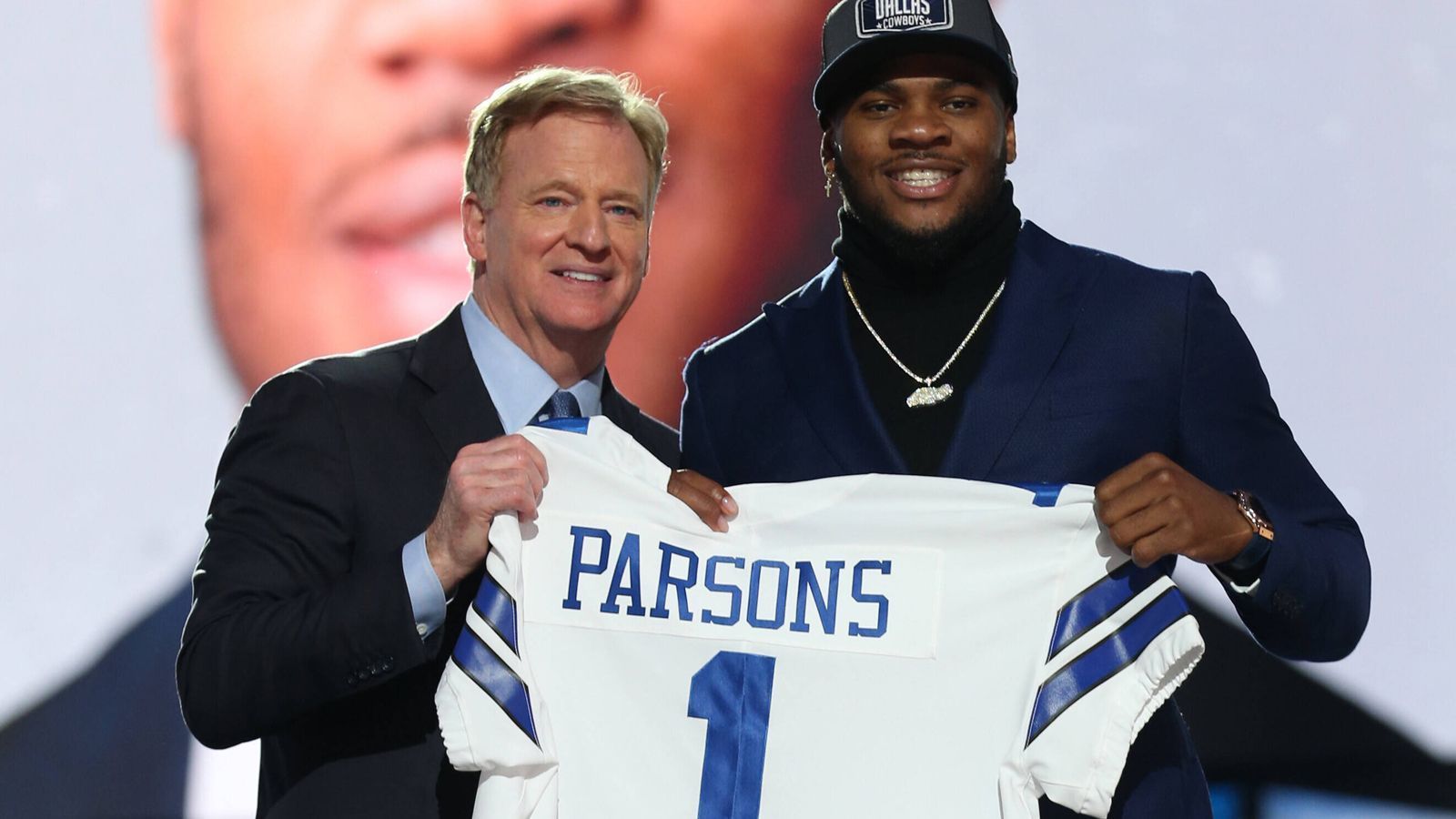 
                <strong>Welche Talente glänzen?</strong><br>
                Apropos Defense: Nicht umsonst haben die Cowboys beim Draft ganz besonders auf die Verteidigung geachtet. Und das Camp ist für die Talente die erste große Gelegenheit, sich im Umfeld des kompletten Teams dann zu zeigen, wenn es hoch hergeht, wenn die Vorbereitung in die entscheidende Phase geht. Cowboys-Experte Matt Mosley hat bereits einen heimlichen Star auf dem Zettel: Erstrundenpick Micah Parsons. "Parsons als Linebacker, das wird deine 'Hard Knocks'-Story sein", sagte Mosley im "FOX Sports Radio". "Im Grunde genommen wird dieser Junge schon jetzt der ganze Star der Serie sein."
              