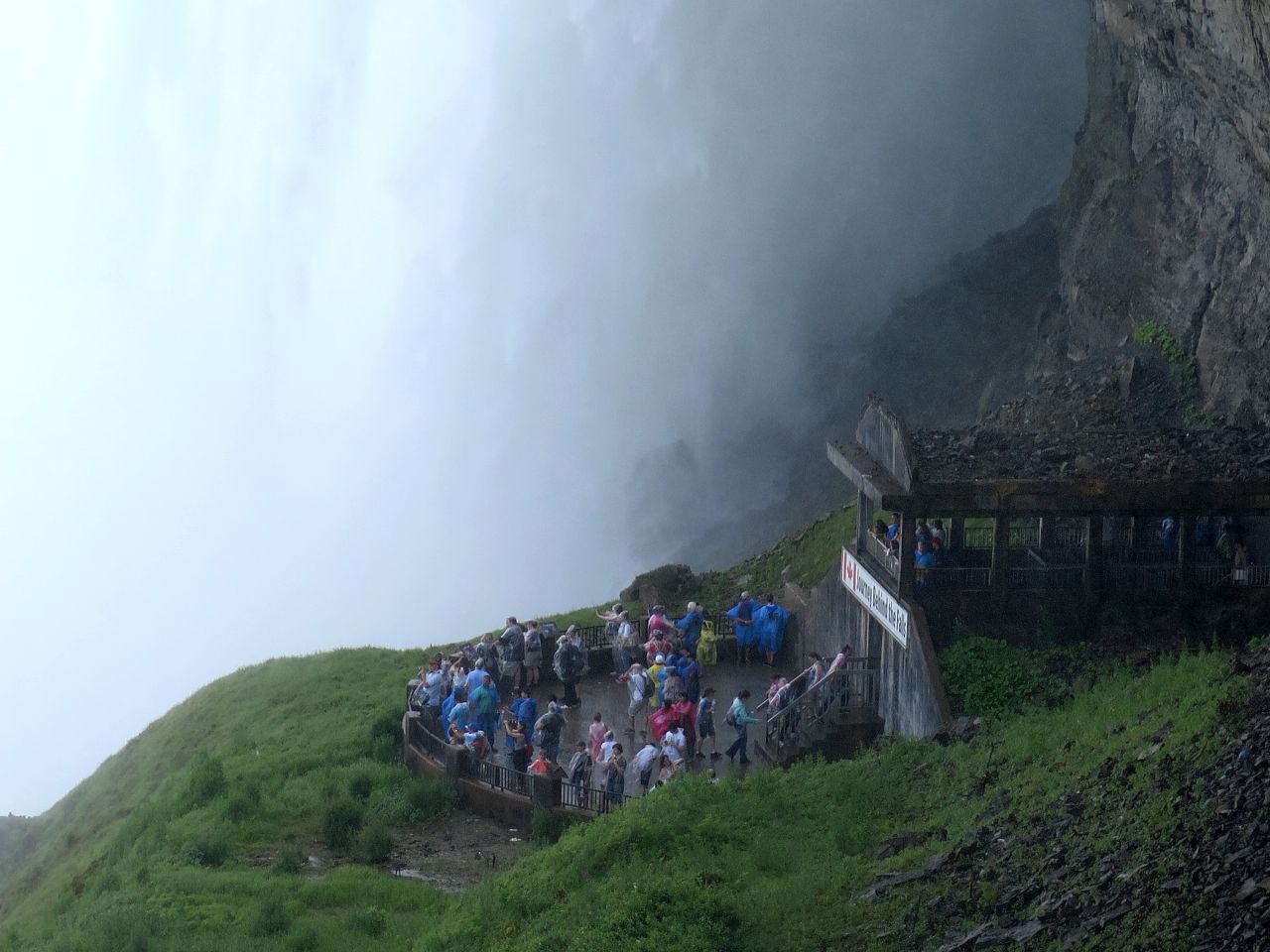 Und so sieht es hinter den Niagara-Wasserfällen aus. Ohne Regencape kannst du dir die Dusche an diesem Tag wohl sparen...