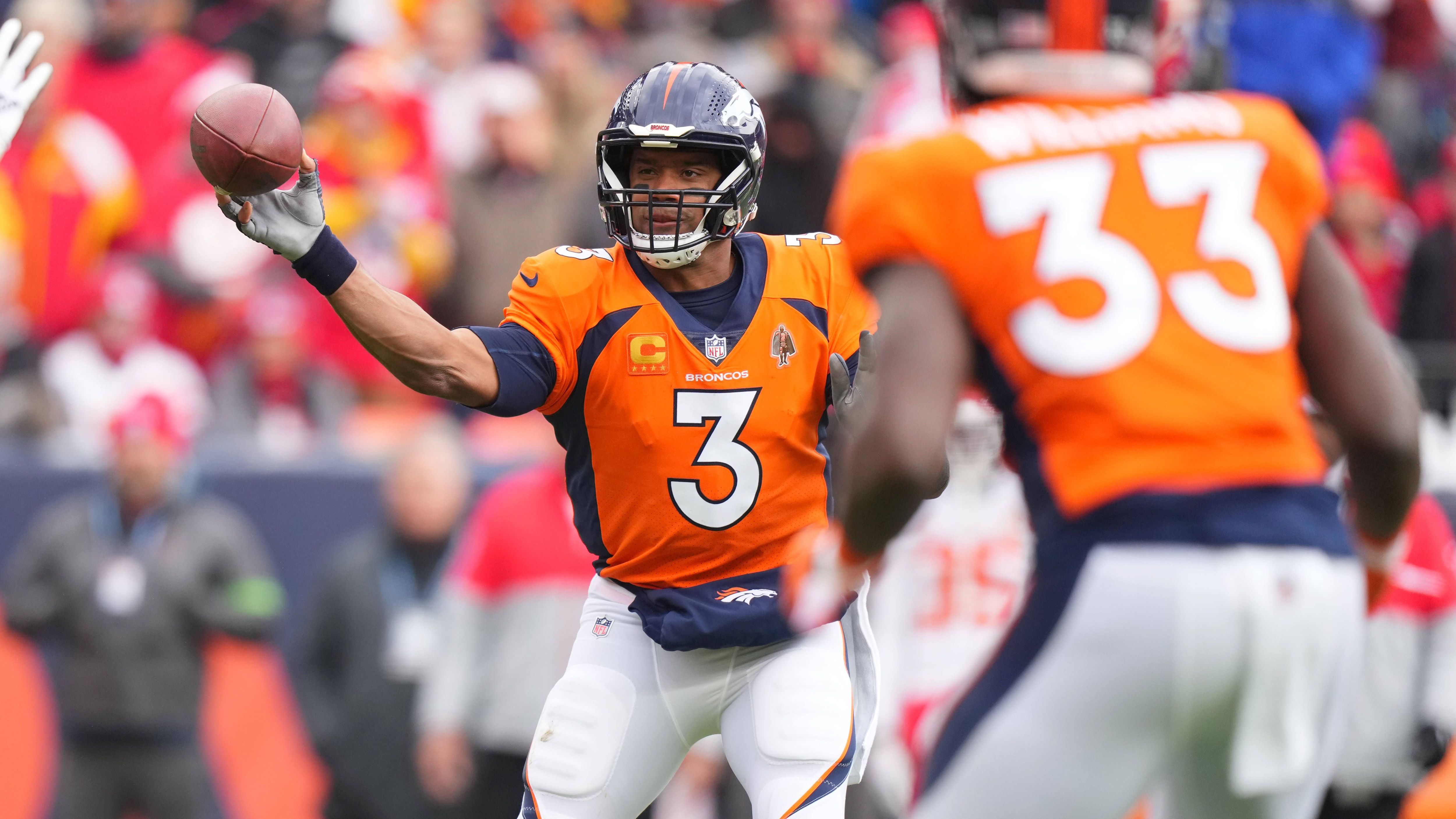 <strong>Wilson wird in Watte gepackt</strong><br>Und das ist sehr wahrscheinlich der springende Punkt, weshalb Jarrett Stidham Wilson in den letzten Spielen der Saison ersetzen wird, obwohl die Broncos noch eine kleine Chance auf die Playoff haben. Sollte Wilson einen Gesundheitscheck nach der Saison nicht bestehen, werden die 37 Millionen Dollar für 2025 auf jeden Fall fällig. Deshalb übernimmt nun Stidham und Wilson wird in Watte gepackt.