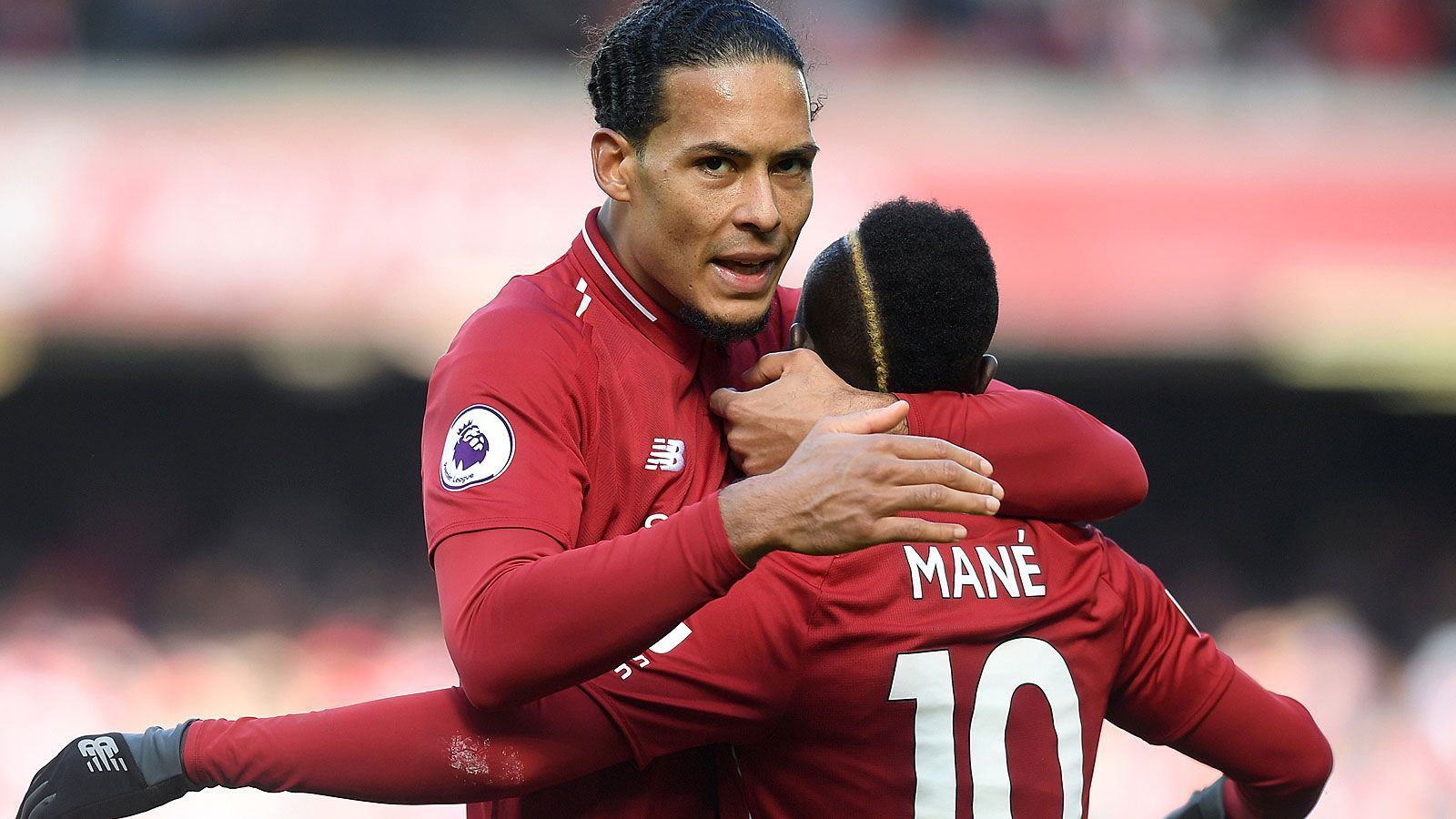 
                <strong>Abwehrchef van Dijk ist wieder einsatzbereit</strong><br>
                Während den Bayern der eine oder andere wichtige Profi abgeht, kehrt bei Liverpool Abwehrchef Virgil van Dijk nach abgesessener Gelb-Sperre in den Kader zurück. Der teuerste Verteidiger der Welt verleiht den "Reds" noch mehr Stabilität. Auch dank ihm wurden in der für Offensivfeuerwerke gerühmten Premier League erst 17 Tore in 30 Spielen zugelassen. Dieses Bollwerk muss also erst einmal geknackt werden.
              