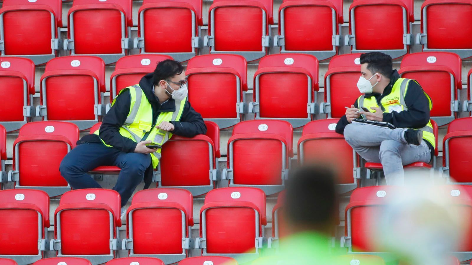 
                <strong>Die kuriosen Bilder des Bundesliga-Restarts</strong><br>
                An der Alten Försterei haben die Sicherheitskräfte genug Zeit für einen Plausch auf der Tribüne - natürlich mit Abstand. 
              