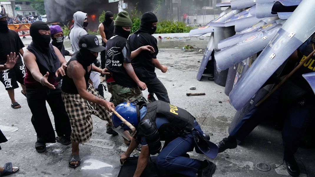 Philippinen, Manila: Ein Demonstrant schlägt während eines Handgemenges auf die Polizei ein. Auslöser des Protestes waren veruntreute Gelder, die ursprünglich für den Katastrophenschutz vorgesehen waren. 