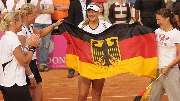 
                <strong>Lisicki und der Bundesadler</strong><br>
                Die guten Leistungen der Berlinerin blieben auch Teamchefin Barbara Rittner nicht verborgen. Sie berief Lisicki in das deutsche Fed-Cup-Team. Darüber hinaus erreichte Lisicki im Jahr 2008 ihr erstes WTA-Finale und kletterte in der Weltrangliste von Platz 237 auf 54
              