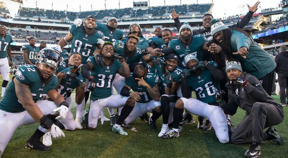 
                <strong>Philadelphia Eagles 2017: Triumph im Super Bowl</strong><br>
                Und bis zur vergangenen Saison waren die Saints auch noch das einzige. Erst die Philadelphia Eagles konnten mit den Saints gleichziehen. Nach der 7-9 Bilanz 2016 starteten die Eagles 2017 so richtig durch, beendeten die Regular Season mit 13-3 und schoben drei weitere Siege in den Playoffs, in Divisional Round, NFC Championship Game und Super Bowl, nach.
              