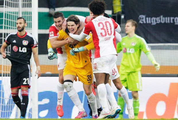 
                <strong>Unglaublich: Torwart Hitz trifft zum Ausgleich</strong><br>
                Das ganze Stadion weiß: Eine solche Szene sieht man nicht alle Tage. Vor Hitz trafen nur die Torhüter Jens Lehmann und Frank Rost aus dem Spiel heraus.
              