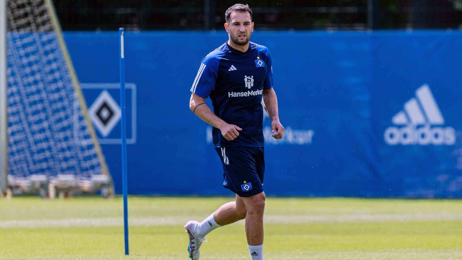 <strong>Levin Öztunali (Hamburger SV)</strong><br>
                Beim Hamburger SV gab es zuletzt eine emotionale Rückkehr. Levin Öztunali ist nach vielen Jahren in der Bundesliga bei Bayer Leverkusen, Werder Bremen, in Mainz und bei Union Berlin zurück in der Hansestadt, wo er einst seine Profi-Karriere startete. Und natürlich ist der 27-Jährige so etwas wie der Hoffnungsträger der HSV-Fans auf die Bundesliga-Rückkehr in der Saison 2023/24. Zudem kommt bei Öztunali natürlich noch eine ganz emotionale Komponente dazu, immerhin ist er der Enkel von Vereinslegende Uwe Seeler, der im Juli 2022 im Alter von 85 Jahren verstarb.
