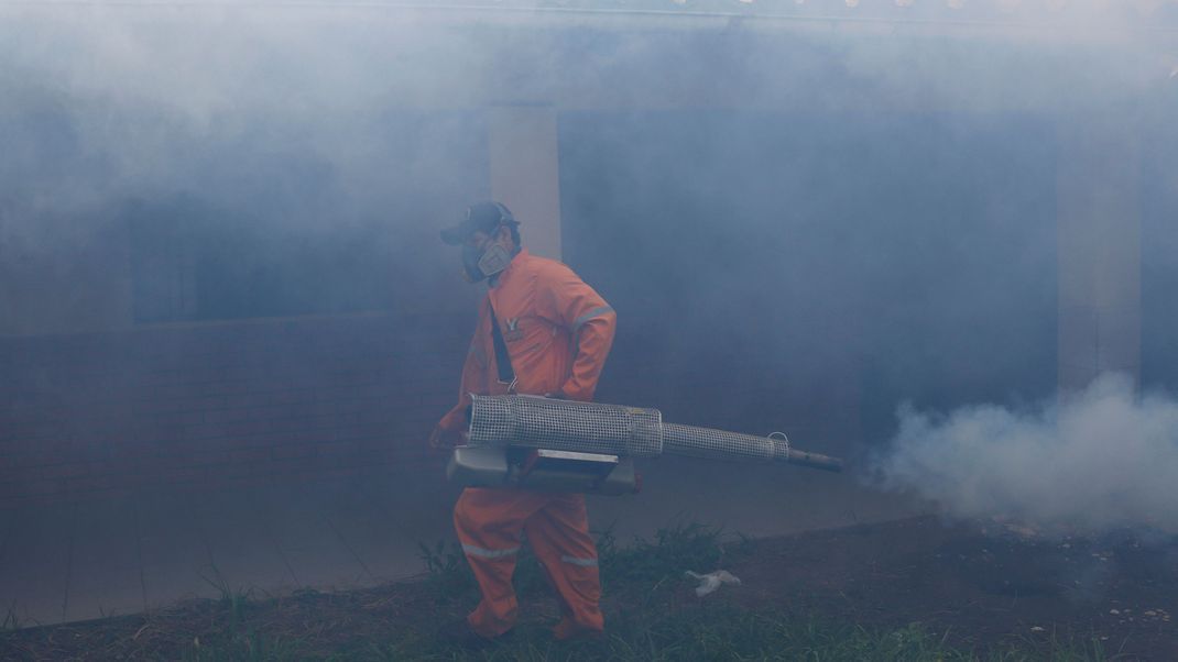 Bolivien, Santa Cruz: Ein städtischer Angestellter räuchert in einer Schule Mücken aus. Bolivien ist von einem großen Ausbruch von Dengue-Fieber betroffen.