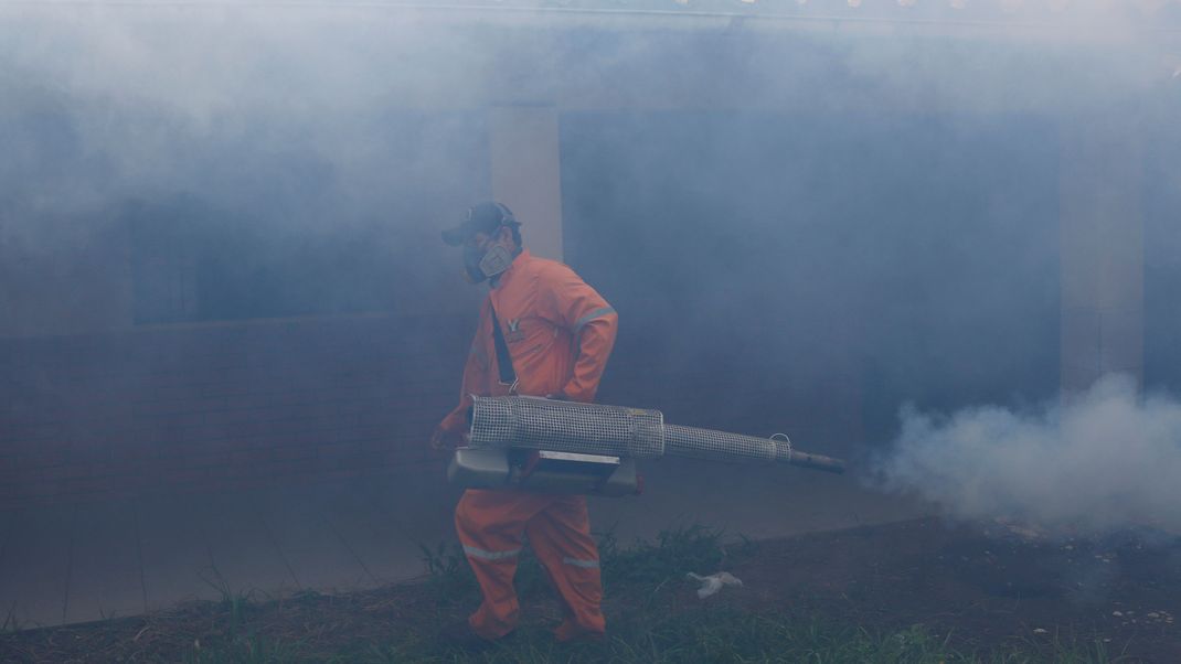 Bolivien, Santa Cruz: Ein städtischer Angestellter räuchert in einer Schule Mücken aus. Bolivien ist von einem großen Ausbruch von Dengue-Fieber betroffen.