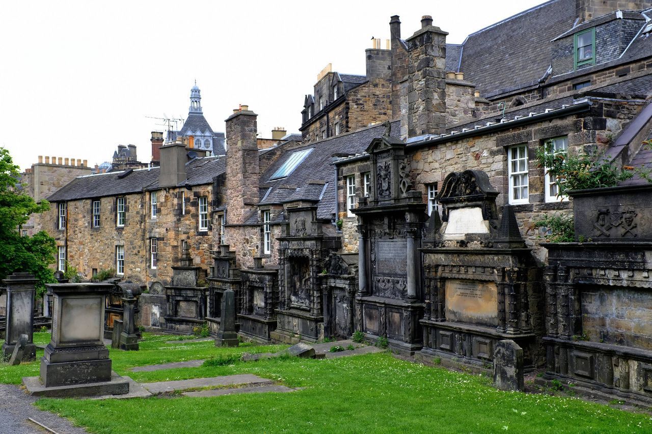 Kaum zu glauben, aber auf dem Friedhof von Edinburgh liegt wirklich Lord Voldemort. Fans können dort das Grab von Tom Riddle besichtigen.
