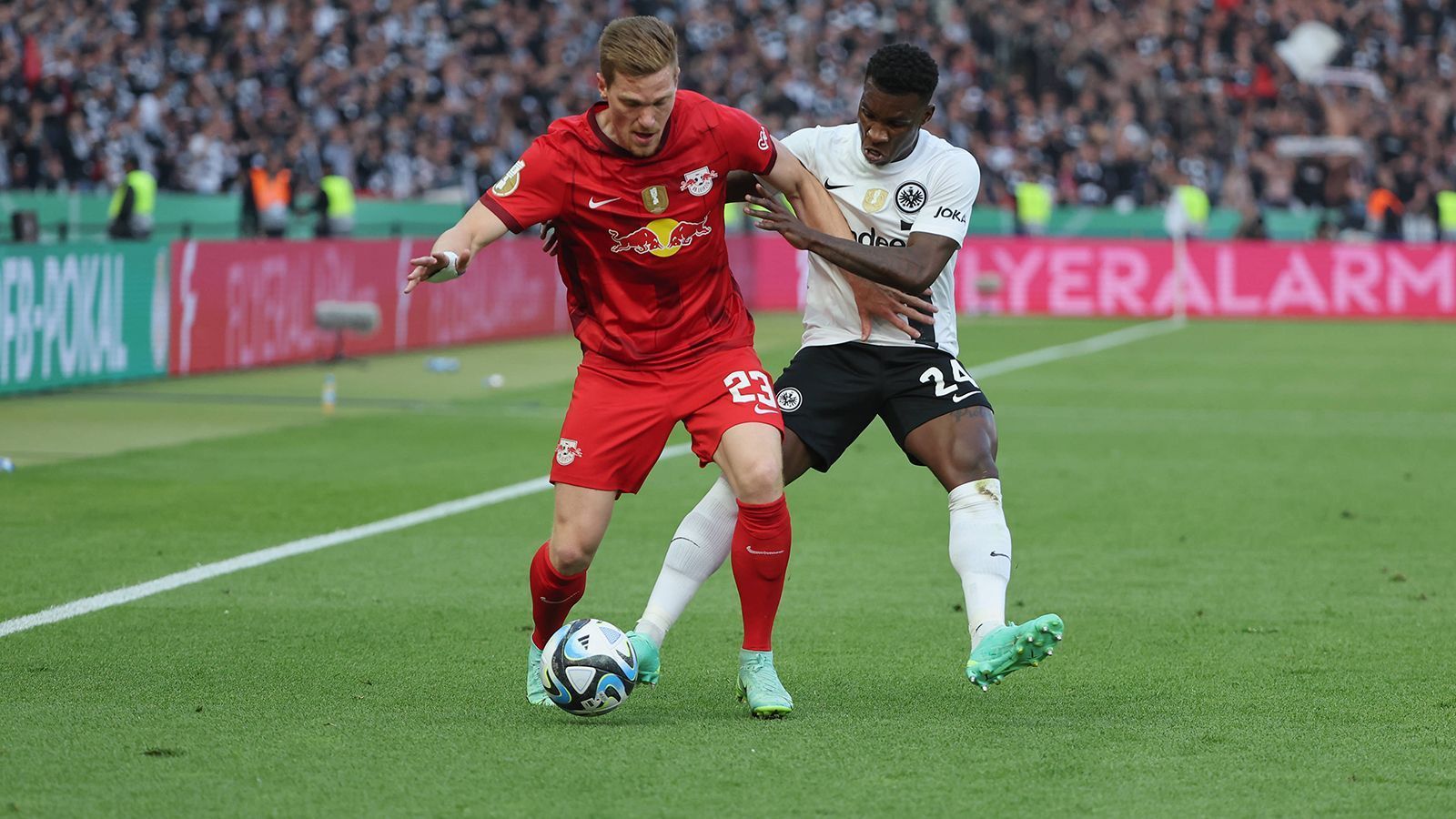 
                <strong>Marcel Halstenberg (RB Leipzig) </strong><br>
                Unauffällige Anfangsphase auf der linken Abwehrseite, leistet sich nach einer halben Stunde aber enen Aussetzer, der Frankfurt eine gute Konterchance ermöglicht. ran-Note: 4
              