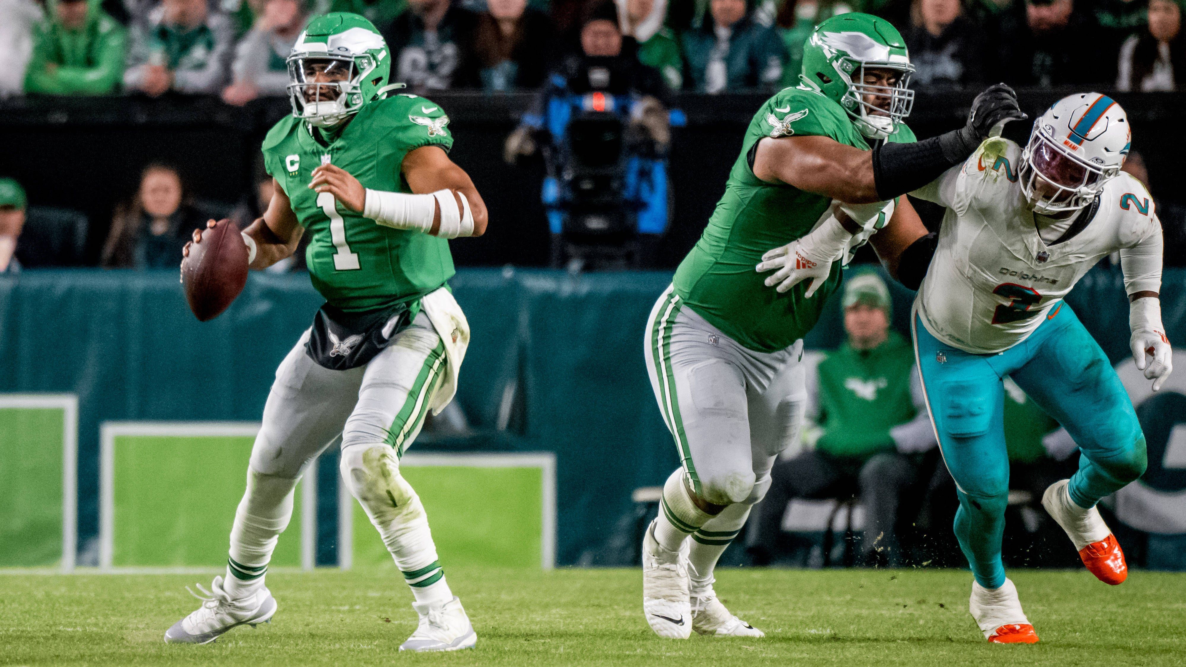 <strong>O-Line der Eagles nicht immer sattelfest<br></strong>Anders als bei den Chiefs sieht die O-Line der Eagles bislang noch nicht souverän aus. 22 Sacks ließen Jordan Mailata und Co. zu, einigen entging Jalen Hurts nur, weil er schnell auf den Beinen ist. Gegen die bärenstarke Front des amtierenden NFL-Champions ist eine Leistungssteigerung unumgänglich. Positiv: Guard Cam Jurgens konnte die Woche wieder trainieren und kehrt wohl zurück.