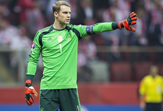 
                <strong>Torhüter: Manuel Neuer</strong><br>
                Wenn nicht er, wer dann? Manuel Neuer hat eine großartige Weltmeisterschaft gespielt und wurde als bester Torhüter der WM ausgezeichnet. Auch beim FC Bayern ist er der große Rückhalt. In dieser Saison hat der 28-Jährige in der Liga erst vier Tore kassiert.
              