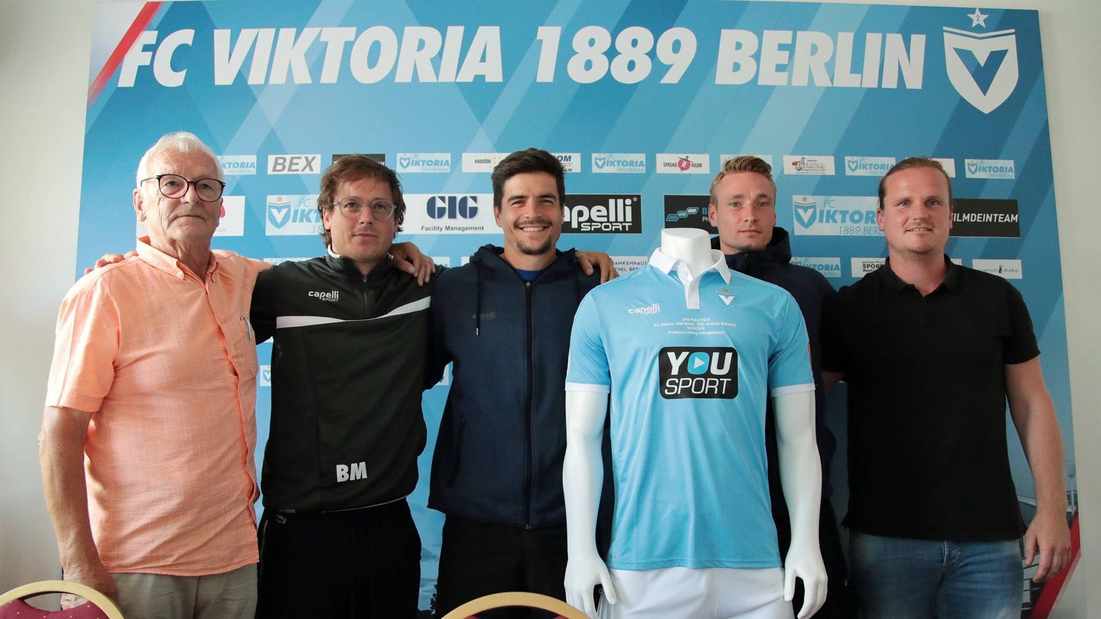 
                <strong>Viktoria Berlin (Regionalliga Nordost) </strong><br>
                Die Vorfreude bei Viktoria Berlin ist groß, die neben der Hertha und Union als dritter Hauptstadtklub am DFB-Pokal teilnehmen. Als Landespokalsieger Berlins hat sich der FC Viktoria qualifiziert und empfängt im Jahn-Sportpark Zweitligist Arminia Bielefeld. Mit 20.000 Heim-Fans und prominenter Unterstützung, etwa von Boxer Arthur Abraham, Oberbürgermeister Michael Müller oder Schauspieler Varol Sahin, soll der Favorit gestürzt werden. "Mit 20.000 Fans sollte die Sensation zu schaffen sein", äußert sich Berlins Trainer Benedetto Muzzicato zuversichtlich.
              