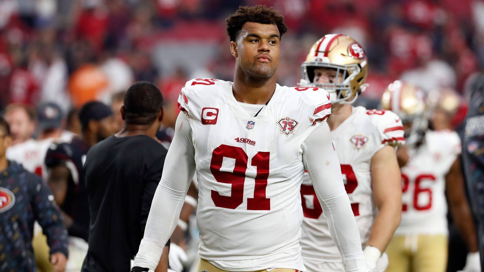 
                <strong>Arik Armstead (Defensive Tackle)</strong><br>
                Arik Armstead bringt in seinem achten Jahr in der NFL reichlich Erfahrung in die Defense der 49ers. Der 17. Pick des Drafts 2015 ist als Defensive Tackle für den Druck durch die Mitte verantwortlich und eine tragende Säule im System von Defensive Coordinator DeMeco Ryans. Wie wichtig den 49ers Armstead ist, zeigt sich an dem 85 Millionen Dollar teuren Fünfjahresvertrag, den der 29-Jährige 2020 unterschrieb. In seiner bisherigen Karriere verbuchte Armstead 28,5 Sacks und drei erzwungene Ballverluste in 100 Spielen. In der laufenden Saison kam der D-Liner wegen einer Fußverletzung erst in fünf Spielen zum Einsatz.
              