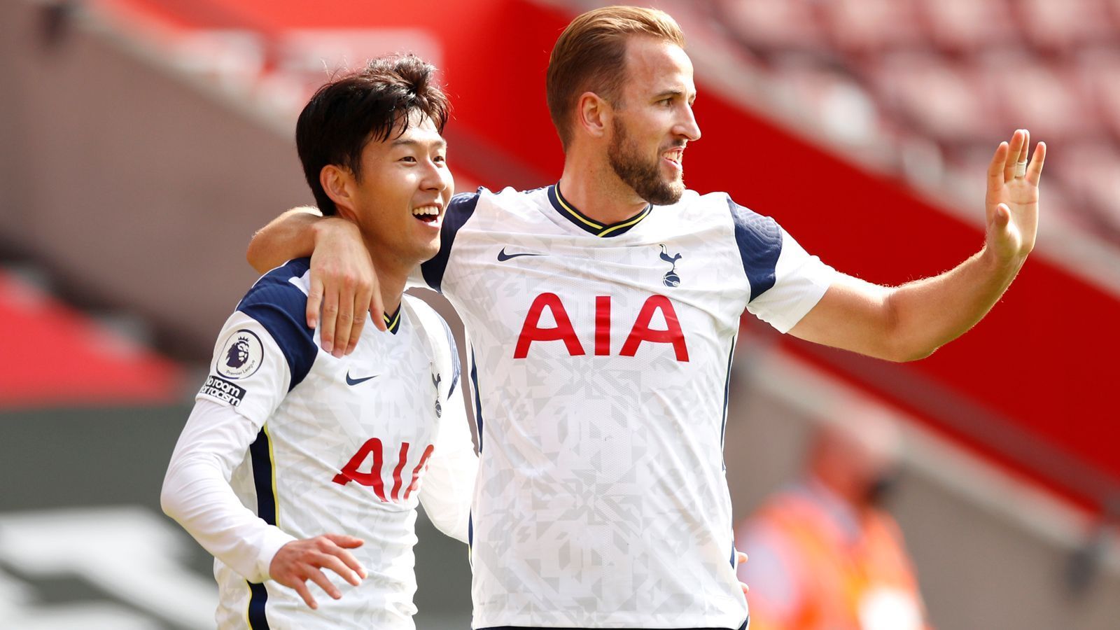 
                <strong>Harry Kane mit vier Assists in einem Spiel für Heung-Min Son</strong><br>
                Das Tottenham-Duo Harry Kane (re.) und Heung-Min Son (li.) blühte am 2. Spieltag der Premier-League-Saison 2020/21 so richtig auf. Beim 5:2-Erfolg der Londoner beim FC Southampton harmonierte das englisch-südkoreanische Duo in unnachahmlicher Manier. Son traf vier Mal und wurde dabei jeweils von Vorlagengeber Kane bedient. Noch nie zuvor in der Premier-League-Geschichte hatte ein Spieler einem anderen Akteur seines Teams gleich vier Treffer aufgelegt. Das fünfte Tor für die Spurs erzielte dann Kane auch noch selbst. (Quelle: optajoe/twitter)
              