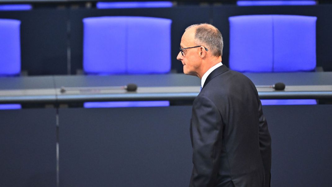 Große Überraschung im Bundestag: CDU-Chef Merz hat die erforderliche Mehrheit von 316 Stimmen bei der Kanzlerwahl nicht erreicht.