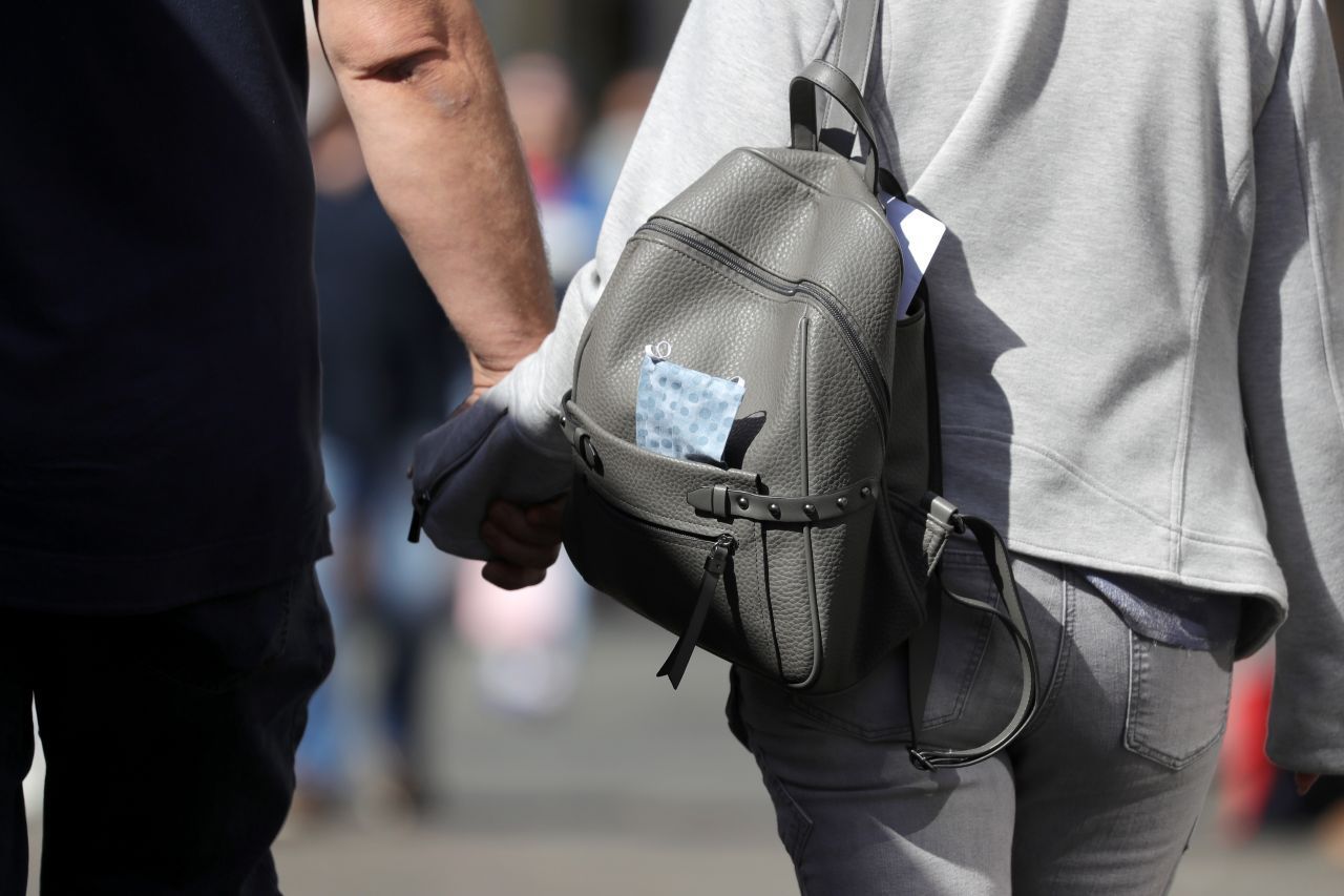 Die Durchsuchung einer Tasche ist ein schwerer Eingriff in die Privatsphäre - daher braucht die Polizei dafür eine richterliche Anordnung. Oder einen Anlass: Bei besonderer Dringlichkeit oder bei der Abwehr von Gefahren.