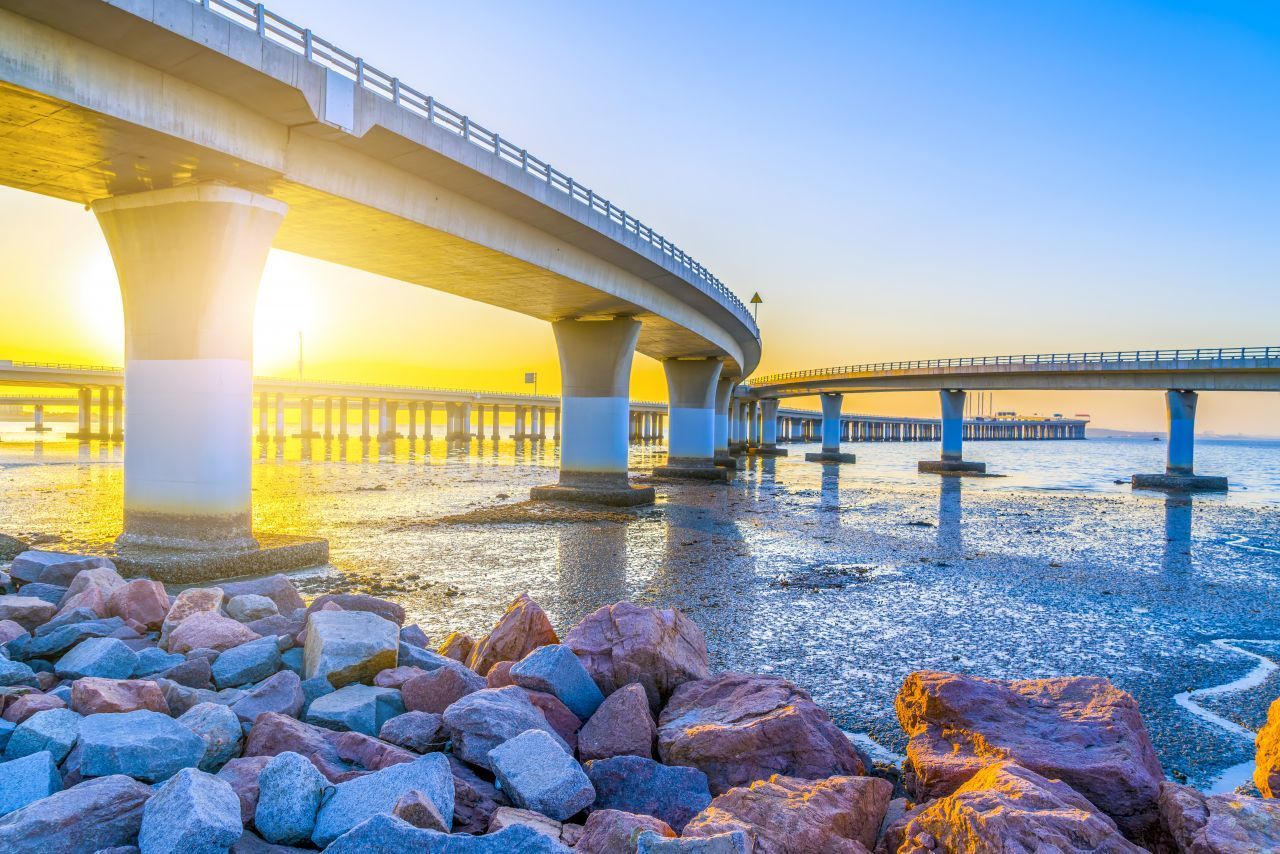 Die Jiaozhou-Bay-Brücke, auch Qingdao-Jiaozhou-Brücke genannt, ist 42,58 Kilometer lang und damit die weltweit längste über Wasser. Gekostet hat sie etwa 14 Milliarden Euro.