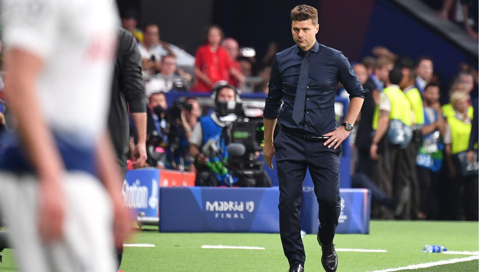 
                <strong>Mauricio Pochettino</strong><br>
                Seit seinem Aus bei den Tottenham Hotspur nimmt sich der Argentinier eine Auszeit und wird doch jedes Mal, wenn ein europäischer Topklub seinen Trainer entlässt, als Nachfolger genannt. Das für gewöhnlich gut informierte "RMC" berichtet, dass nur eine "unwahrscheinliche Wende" verhindern könne, dass Pochettino in die Seine-Metropole kommt. Laut "Canal +" soll Pochettino einen Vertrag über 18 Monate erhalten, der sich beim Erreichen der Champions League verlängert. Interessant: Der ehemalige Innenverteidiger spielte von 2001 bis 2003 bereits bei PSG. Zuletzt formte er aus den Spurs ein Spitzenteam und stand mit den Londonern sogar im Finale der Champions League 2019. 
              