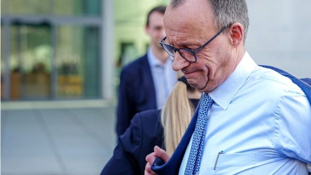 8. März 2025, Berlin: Friedrich Merz, Unions-Kanzlerkandidat und CDU-Bundesvorsitzender, steigt nach den Sondierungsgesprächen von Union und SPD im Bundestag in eine Limousine. 