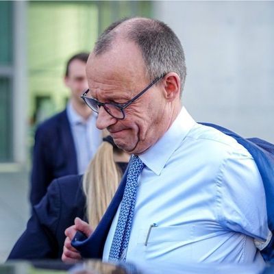 8. März 2025, Berlin: Friedrich Merz, Unions-Kanzlerkandidat und CDU-Bundesvorsitzender, steigt nach den Sondierungsgesprächen von Union und SPD im Bundestag in eine Limousine. 