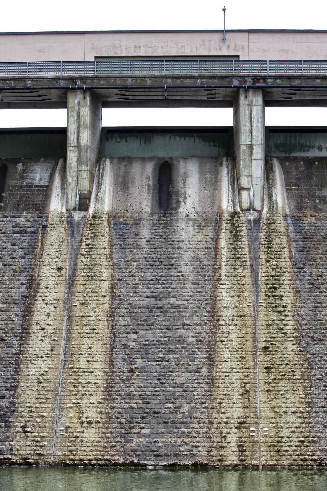 Die Staumauer am Sihlsee dient als wichtiger Puffer im Hochwasserschutz von Zürich. 2005 entging die größte Stadt der Schweiz nur knapp einer Flutkatastrophe.