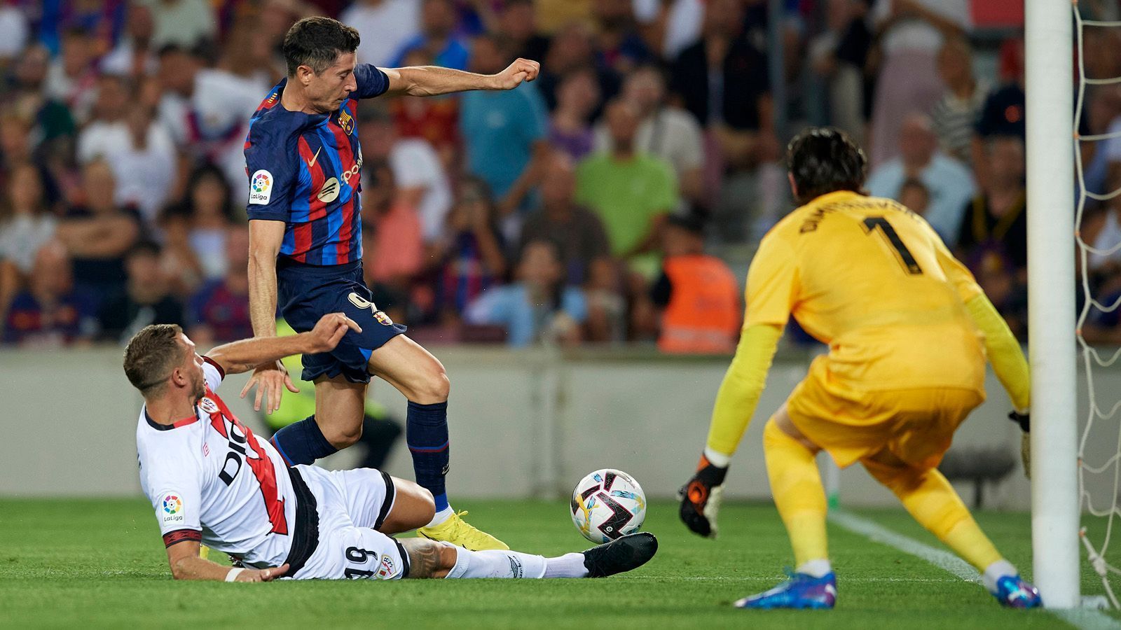 
                <strong>0:0 zur Halbzeit</strong><br>
                Rayo bleibt giftig, macht Barcelona das Leben schwer. Mit einem 0:0 geht's in die Pause. Lewandowskis Abseitstor war die einzig dicke Möglichkeit auf Seiten der Katalanen.
              