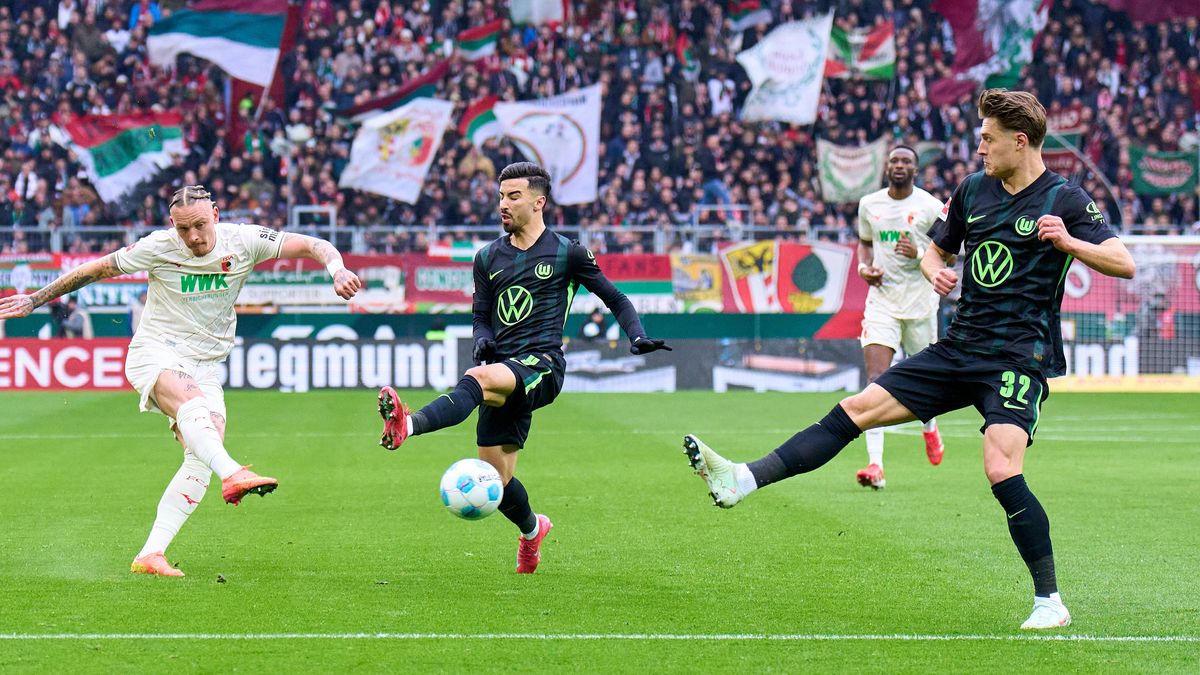 Marius Wolf, FCA 11 compete for the ball, tackling, duel, header, zweikampf, action, fight against Tiago Tomas, WOB 11 Mattias Svanberg, WOB 32 in the match FC AUGSBURG - VFL WOLFSBURG 1-0 on Mar 1...