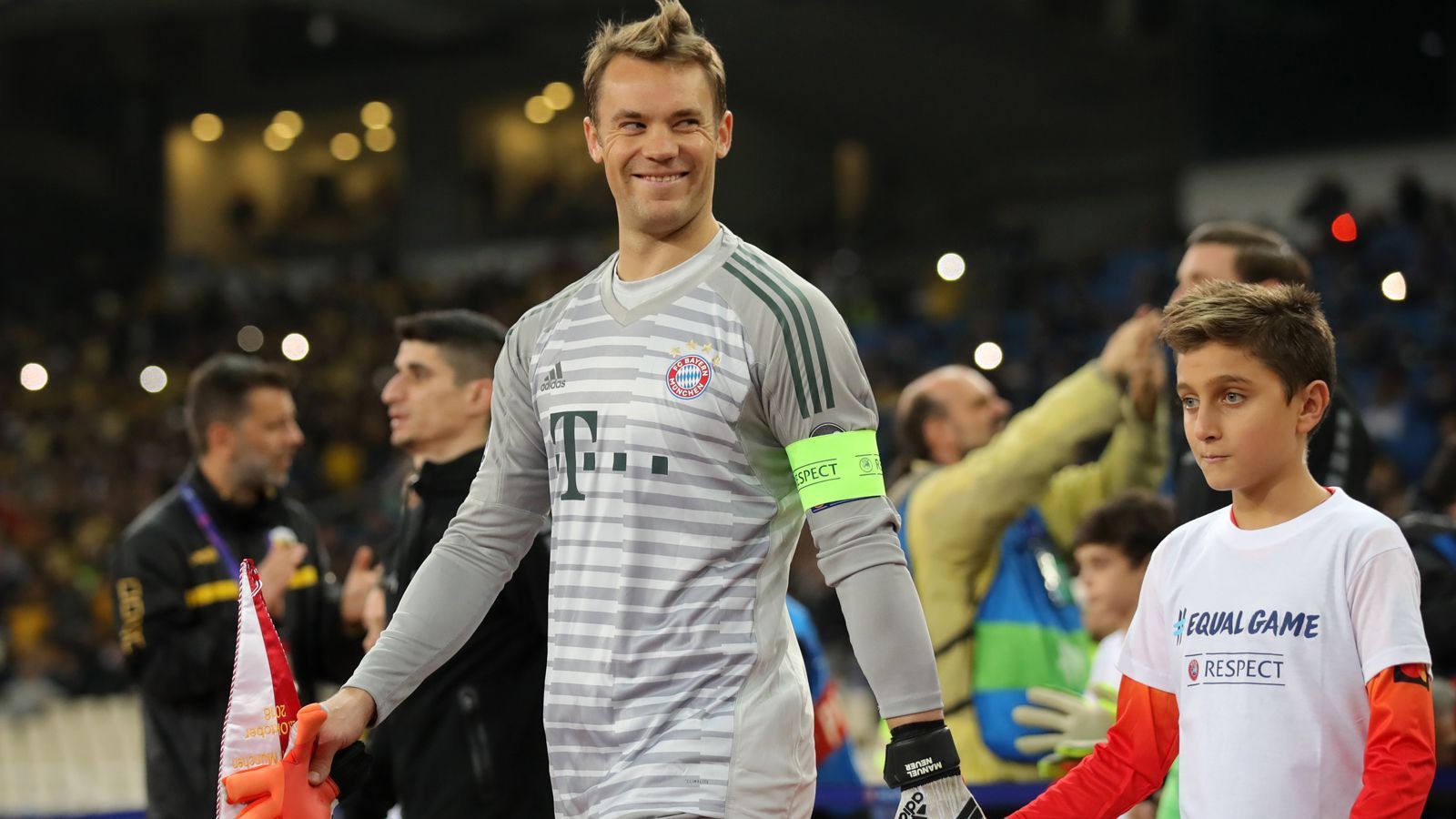 
                <strong>Manuel Neuer</strong><br>
                Krise? Nur noch Normalmaß? Von wegen! Neuer brilliert wie in alten Tagen, gibt seinen Kritikern die einzig richtige Antwort: Mit einer überragenden Leistung. Schlecht war er zuletzt ja sowieso nicht, aber gegen Athen definiert er Weltklasse neu. Unbezwingbar. Vielleicht war das aber auch gar nicht Manuel Neuer. ran-Note: 1+
              