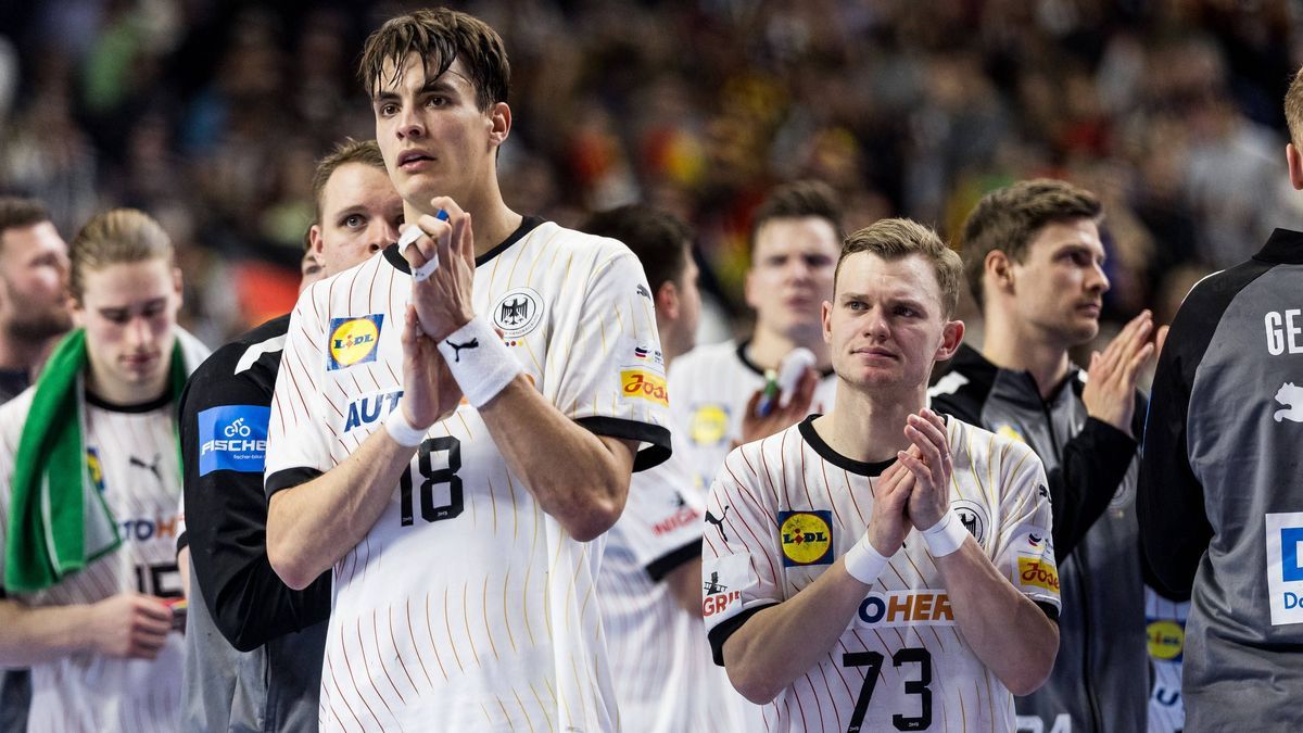 MEN’S EHF EURO 2024: Finale Schweden - Deutschland; 28.01.2024 Julian Köster (Deutschland, 18), Timo Kastening (Deutschland, 73) applaudieren Richtung Fans MEN’S EHF EURO 2024: Finale Schweden - De...