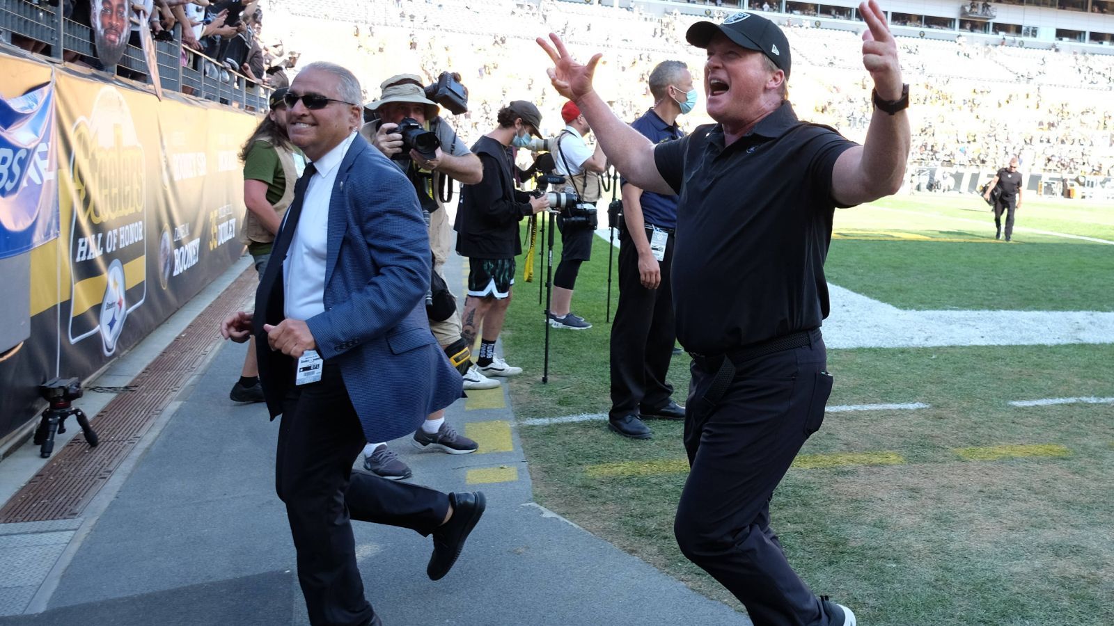 
                <strong>Gewinner: Jon Gruden</strong><br>
                Die Las Vegas Raiders waren beinahe auf dem Weg, so etwas wie die Lachnummer der Liga zu werden. General Manager Mike Mayock und Head Coach Jon Gruden bekleckerten sich durch unter anderem den Zehn-Jahresvertrag für Gruden oder das Antonio-Brown-Missverständnis nicht mit Ruhm, auch sportlich verkam man etwas zur grauen Maus. 2021 sind die Raiders allerdings eins von sieben 2-0-Teams, beim 26:17 bei den Pittsburgh Steelers glänzte neben Quarterback Derek Carr auch Coach Gruden mit einer Coaching-Meisterleistung gegen eine der besten Defenses der Liga und einen künftigen Hall-of-Fame-Quarterback. Die Raiders grüßen derzeit von der Spitze der AFC West. Frei nach dem Gruden-Motto: "Just Win, Baby!"
              