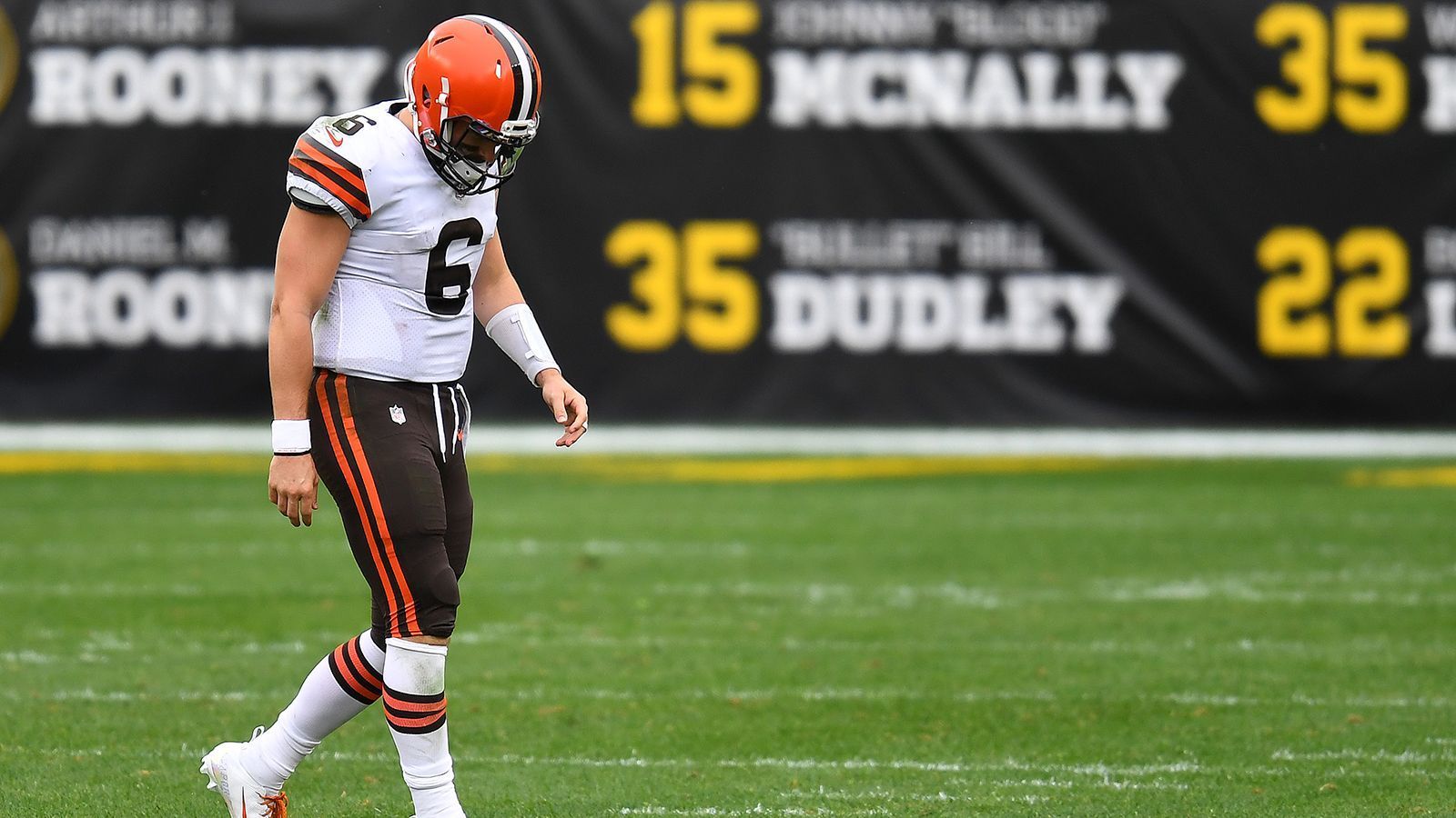 
                <strong>Verlierer: Mayfield nur noch Schatten seiner selbst</strong><br>
                Die Cleveland Browns kommen nicht so richtig in die Spur, auch wenn die Bilanz nach der 7:38-Klatsche gegen die Steelers immer noch bei ordentlichen 4-2 steht. Quarterback Baker Mayfield zeigt immer wieder große Schwächen, wurde am Wochenende gleich viermal gesackt und warf zwei Interceptions - wobei zu seiner Ehrenrettung gesagt sei, dass er offenbar verletzt in die Partie gegangen ist. Aber auch beim Sieg gegen die Colts zuvor wurden zwei Pässe abgefangen. Der 25-Jährige muss langsam liefern, um die Erwartungen in Cleveland zu erfüllen. 
              