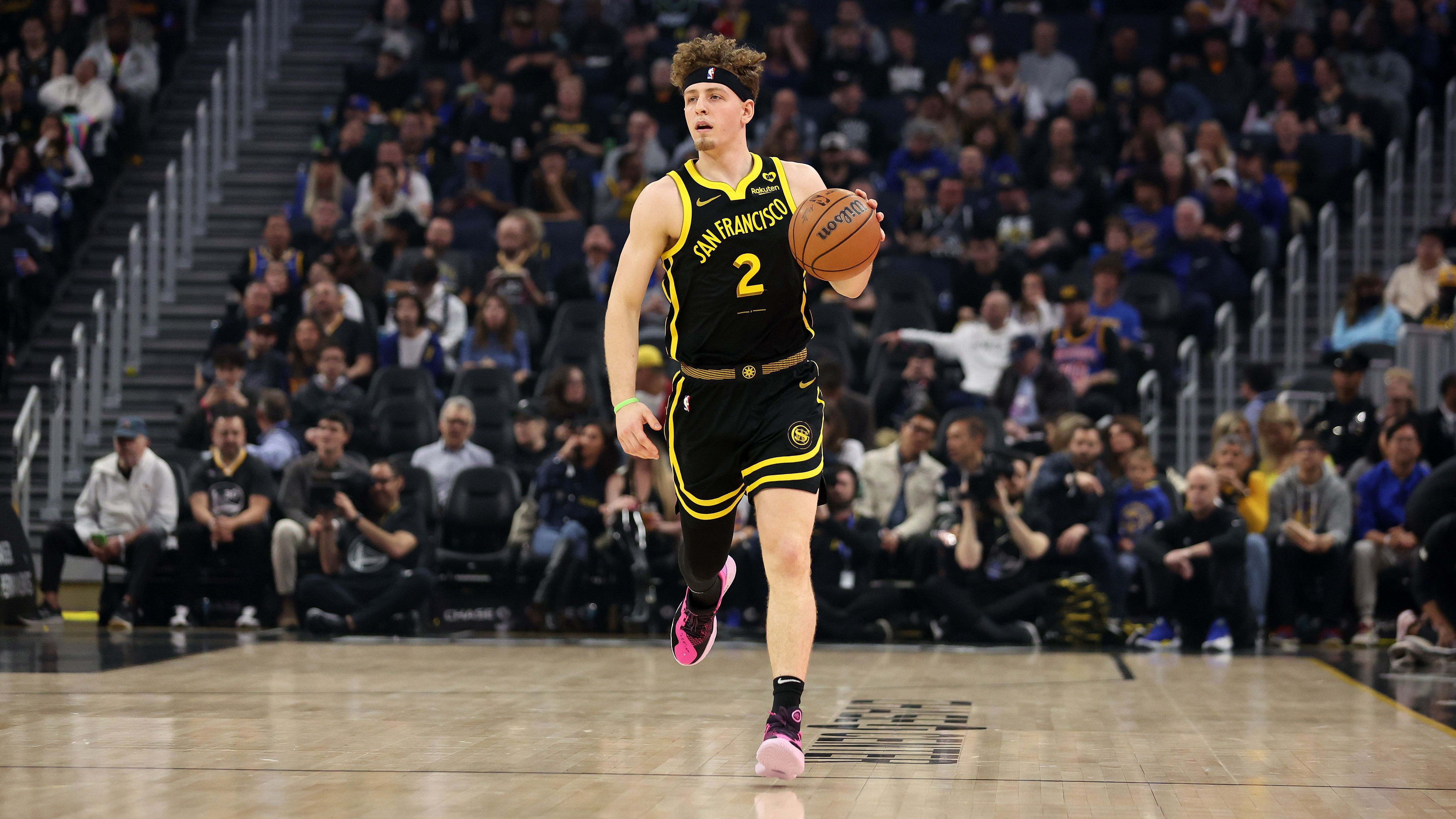 <strong>Brandin Podziemski (Golden State Warriors, 19. Pick, 1. Runde): All-Rookie First Team</strong><br>So mancher Beobachter sah schon vor dem Draft, welches Talent im Guard von Santa Clara steckte. Dennoch übertraf er alle Erwartungen. Podziemski glänzte über die Saison hinweg in verschiedenen Rollen und erfüllte jede dieser mit Bravour. Teilweise verdrängte er sogar den schwächelnden Klay Thompson aus der Starting Five. Der 21-Jährige brachte stets Energie ins Spiel und wird ein essenzieller Bestandteil des Warriors Rebuilds sein.