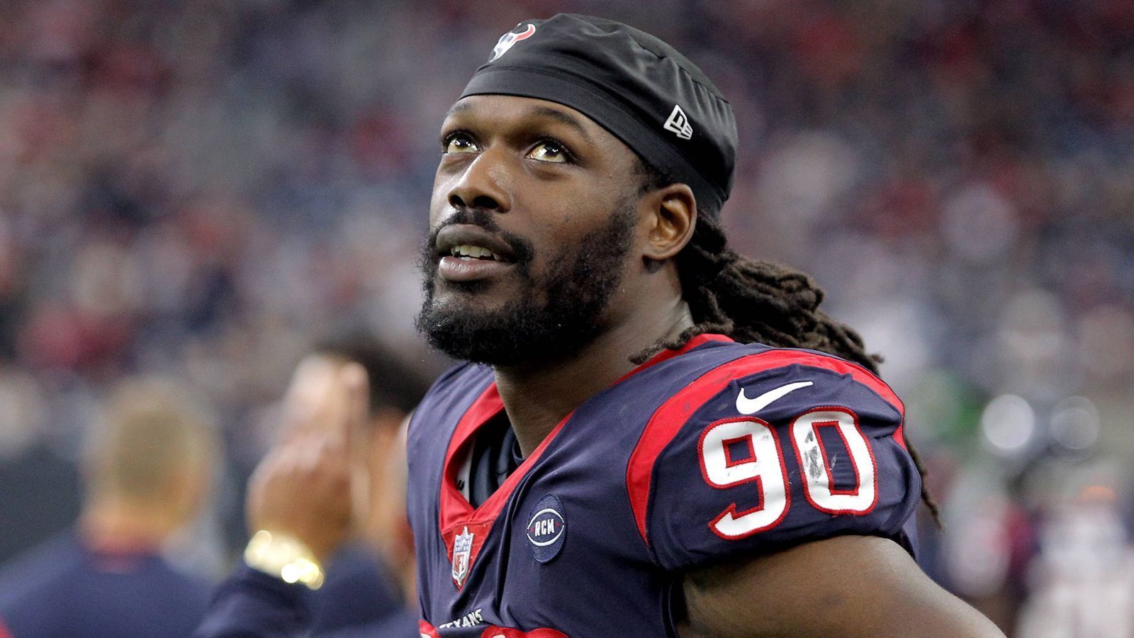 
                <strong>4. Jadeveon Clowney (Houston Texans)</strong><br>
                Was machen die Texans mit Outside Linebacker Jadeveon Clowney? Status: Es kann kompoliziert werden, Es wird erwartet, dass man mit dem Pro Bowler einen langfristigen Vertrag abschließen will. Die Texans können aber auch den Franchise Tag ziehen, um den 25-Jährigen zu halten. Dabei gibt es auch noch einen Positionsstreit mit der Frage, ob Clowney Outside Linebacker oder Defensive End ist. Letzteres würde beim Franchise Tag immerhin rund 2,2 Millionen Dollar mehr bringen. Die Diskussioen wurde nach der Regular Season mit einem Bonus in 
              