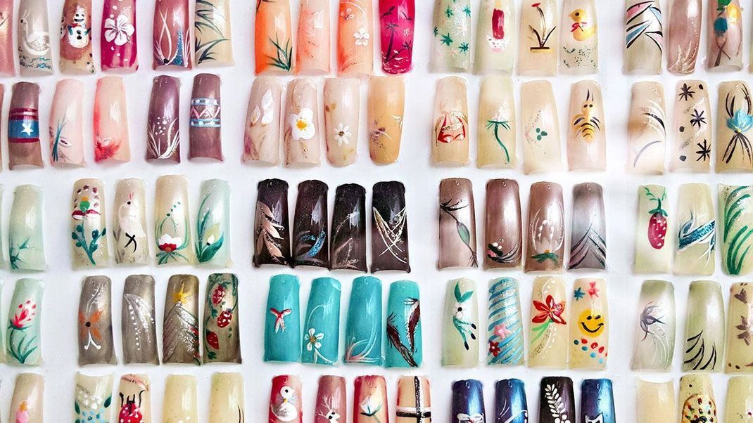 Klebenägel, Kunstnägel, Fake Nails oder auch Press on Nails liegen aktuell total im Trend und sorgen vor allem im Social Media für hohe Aufrufe! Wir berichten über den Herbst/Winter Nagellack Trend 2021.