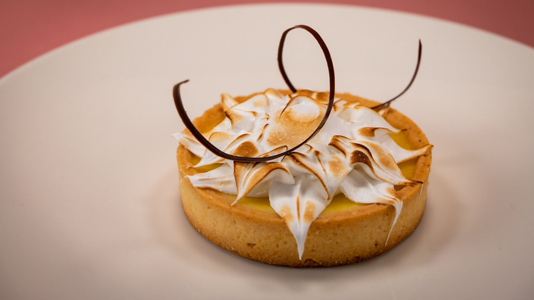 Tartelettes aus Mandelmürbteig mit Zitronen-Basilikum-Curd und abgeflämmtem Baiser